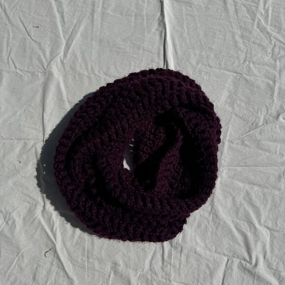 Deroucheau Knitwear Oversized Chunky Extra Large Infinity Scarf Dark Purple Wool - Picture 4 of 6